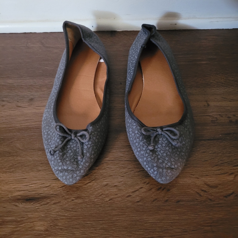 GAP - Size 9 Floral Gray Women's Ballet Flats